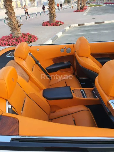 Rolls Royce Dawn Black Badge (Blanc), 2020 &agrave; louer &agrave; Duba&iuml;