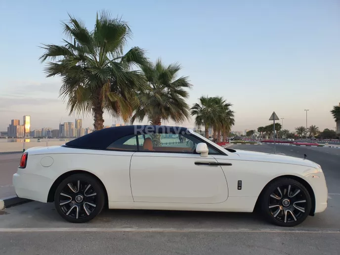 Rolls Royce Dawn Black Badge (Blanc), 2020 &agrave; louer &agrave; Duba&iuml;
