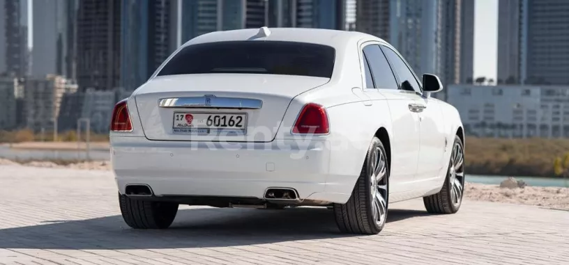 Abu Dabi'de kiralık Rolls Royce Ghost (Beyaz), 2019