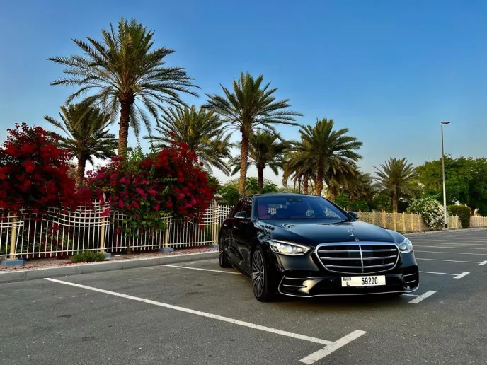 Mercedes S500 (Negro), 2022 para alquiler en Dub&aacute;i