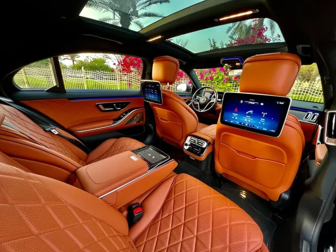 Mercedes S500 (Negro), 2022 para alquiler en Dub&aacute;i