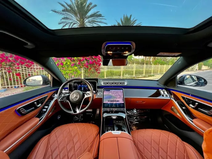 Mercedes S500 (Negro), 2022 para alquiler en Dub&aacute;i
