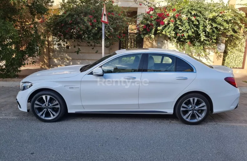Mercedes C Класс (Белый), 2018 для аренды в Дубай