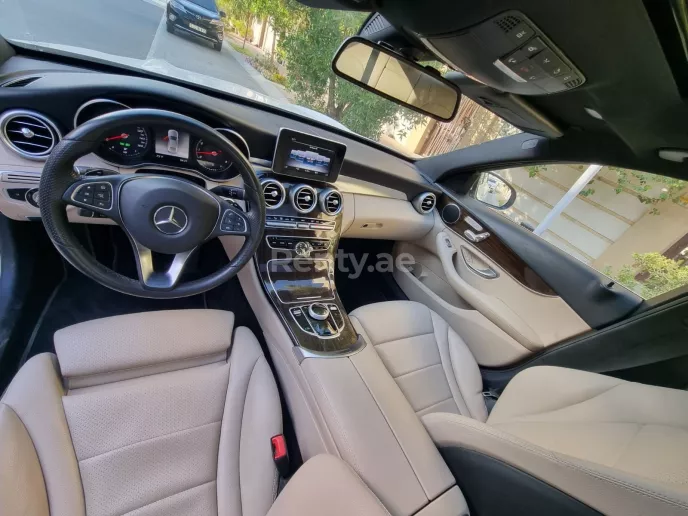 Mercedes C Класс (Белый), 2018 для аренды в Дубай