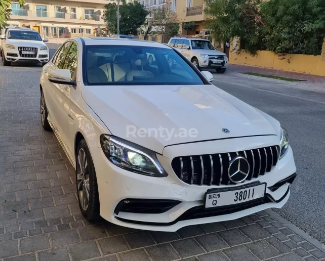 Mercedes C Класс (Белый), 2018 для аренды в Дубай