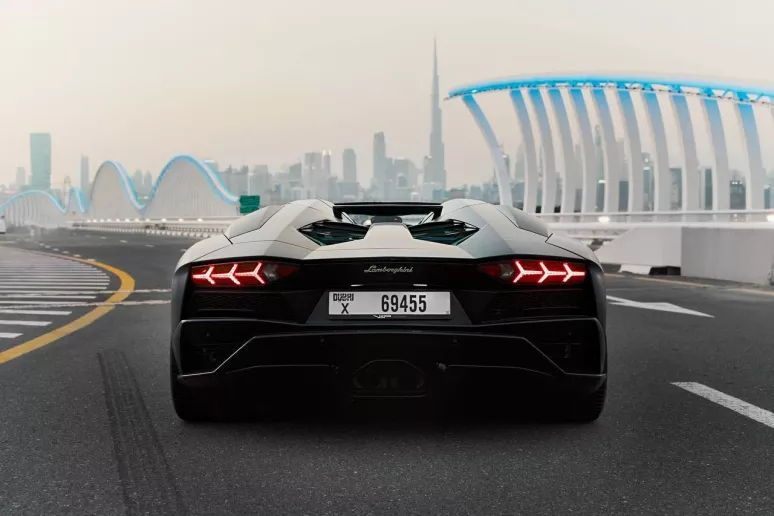 Lamborghini Aventador Roadster (Noir), 2018 &agrave; louer &agrave; Duba&iuml;
