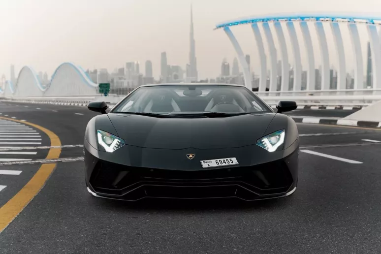 Lamborghini Aventador Roadster (Noir), 2018 &agrave; louer &agrave; Duba&iuml;