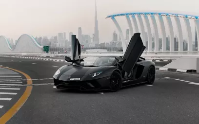 Lamborghini Aventador Roadster (Noir), 2018 &agrave; louer &agrave; Duba&iuml;