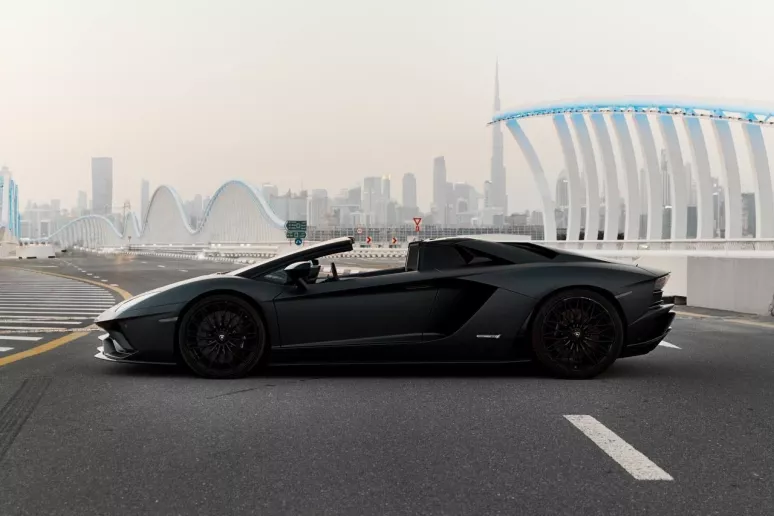 Lamborghini Aventador Roadster (Noir), 2018 &agrave; louer &agrave; Duba&iuml;