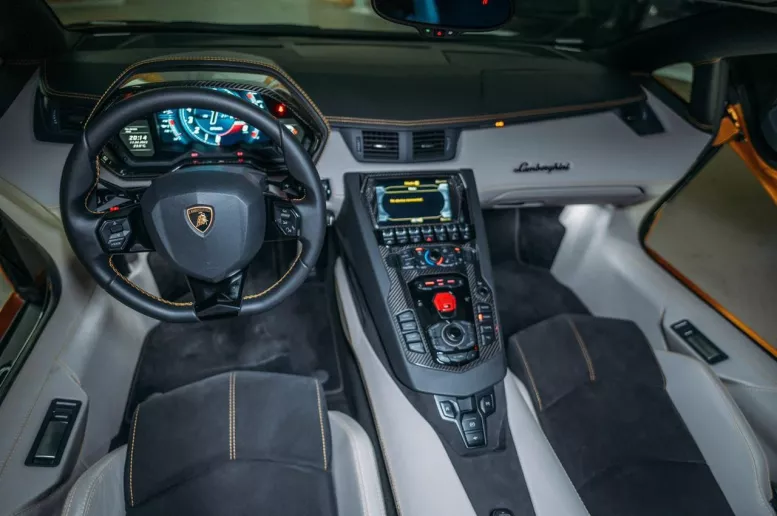 Lamborghini Aventador Roadster (Noir), 2018 &agrave; louer &agrave; Duba&iuml;