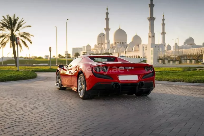 إيجار فيراري F8 تريبوتو سبايدر (أحمر), 2022 في دبي