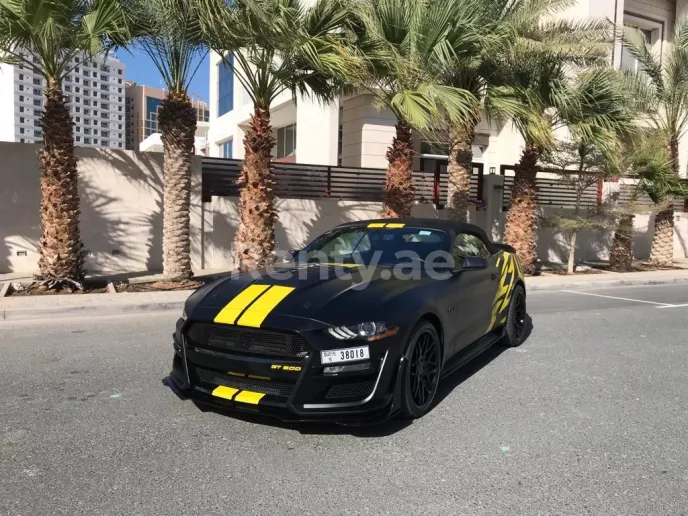 在迪拜 租 福特野马 V8 敞篷车 (黑色), 2020