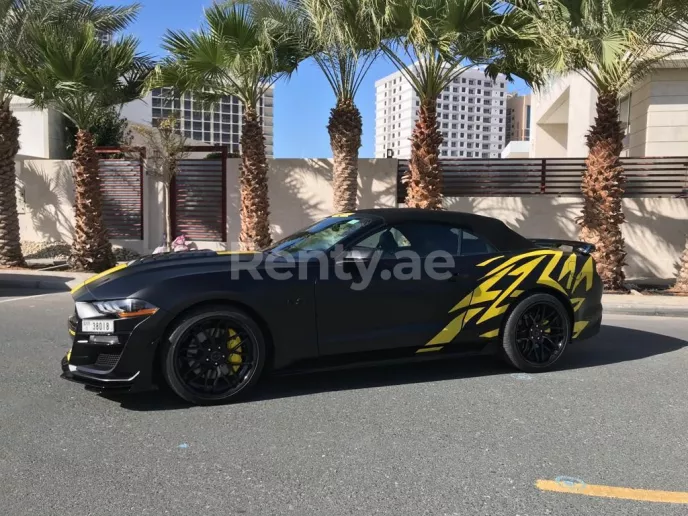 在迪拜 租 福特野马 V8 敞篷车 (黑色), 2020