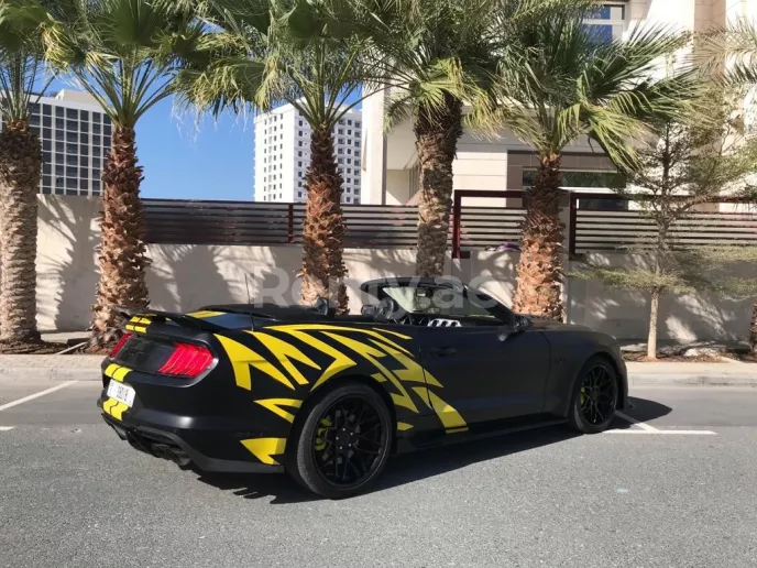在迪拜 租 福特野马 V8 敞篷车 (黑色), 2020