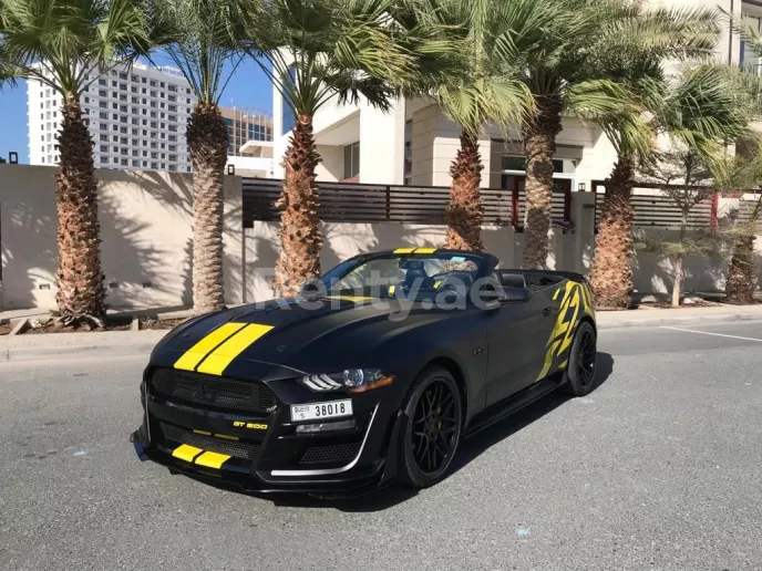 在迪拜 租 福特野马 V8 敞篷车 (黑色), 2020