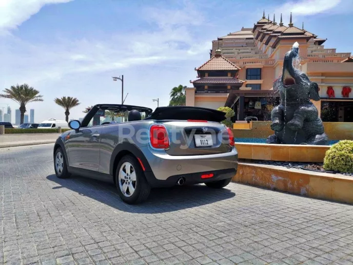 在迪拜 租 迷你库珀 敞篷车 (银), 2019