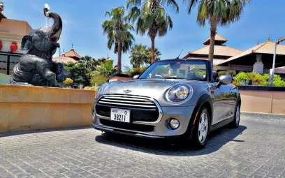Mini Cooper cabrio (Argento), 2019 in affitto a Dubai