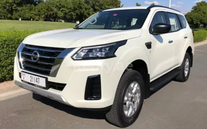 Nissan Xterra (Blanco), 2022 para alquiler en Dub&aacute;i