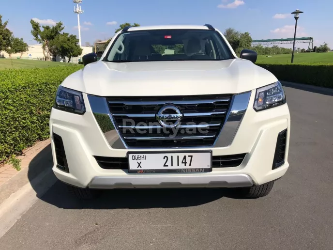Nissan Xterra (Blanco), 2022 para alquiler en Dub&aacute;i