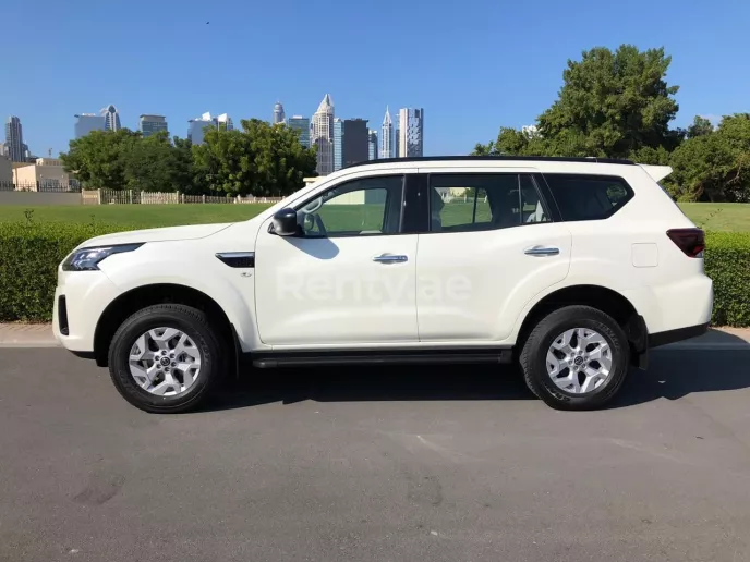 Nissan Xterra (Blanco), 2022 para alquiler en Dub&aacute;i