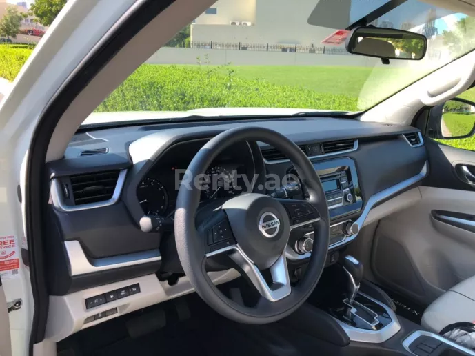 Nissan Xterra (Blanco), 2022 para alquiler en Dub&aacute;i