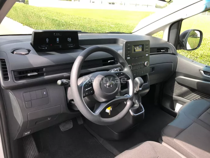 Dubai'de kiralık Hyundai Staria (Beyaz), 2022