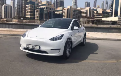 Tesla Model Y Long Range (Blanc), 2022 &agrave; louer &agrave; Duba&iuml;