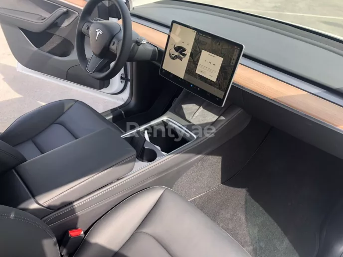 Tesla Model Y Long Range (Blanco), 2022 para alquiler en Dub&aacute;i