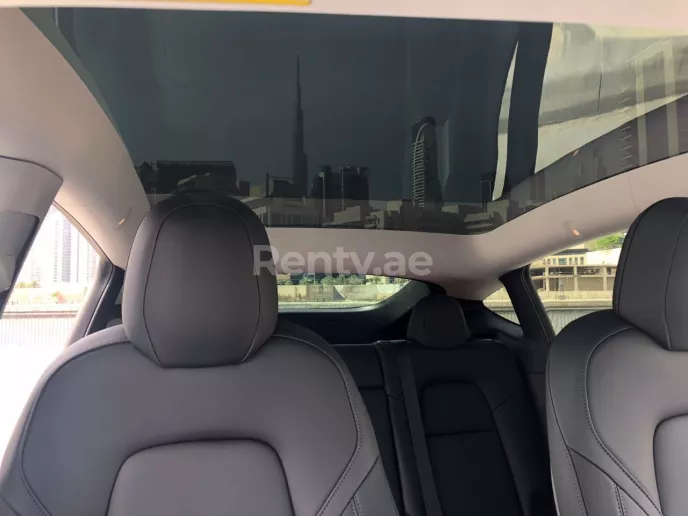 Tesla Model Y Long Range (Blanco), 2022 para alquiler en Dub&aacute;i