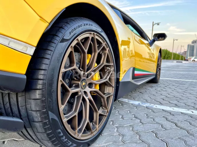 إيجار لامبورغيني هوراكان Performante (الأصفر), 2018 في دبي