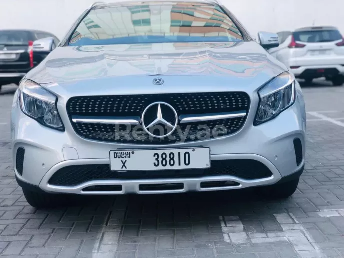 إيجار مرسيدس GLA (فضة), 2020 في دبي