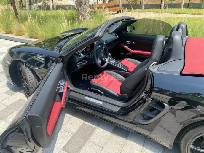 Porsche Boxster 718 (Negro), 2022 para alquiler en Dub&aacute;i