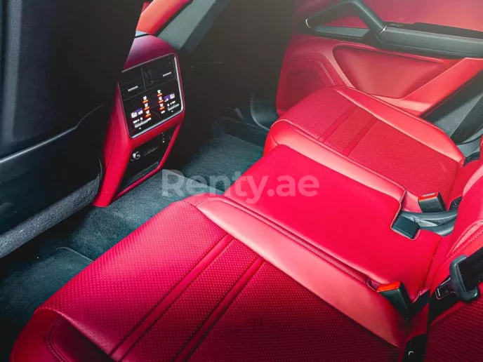 Porsche Cayenne (Schwarz), 2021  zur Miete in Dubai