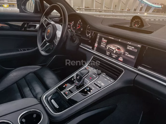 Dubai'de kiralık Porsche Panamera 4S Turismo Sport (Koyu Gri), 2018
