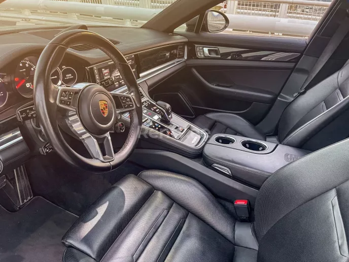 Dubai'de kiralık Porsche Panamera 4S Turismo Sport (Koyu Gri), 2018