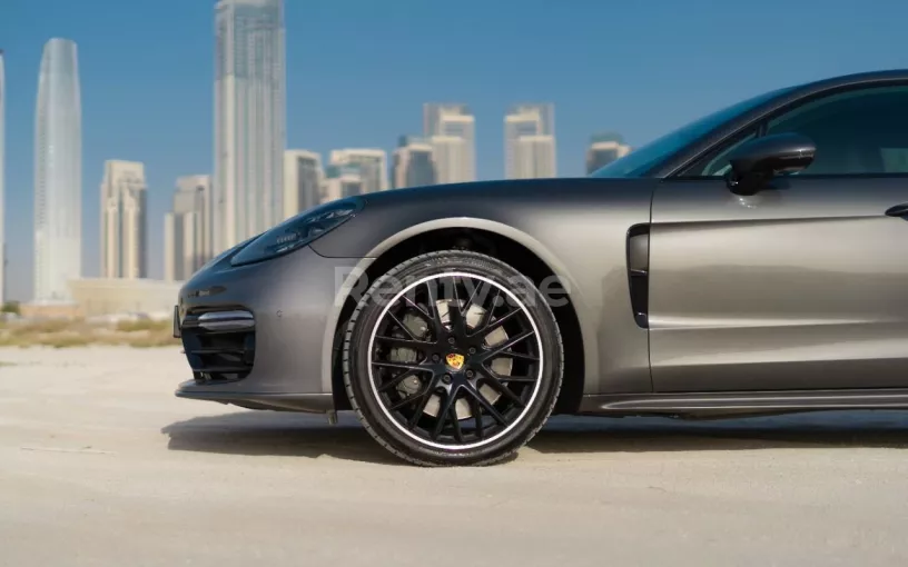 Dubai'de kiralık Porsche Panamera 4S Turismo Sport (Koyu Gri), 2018