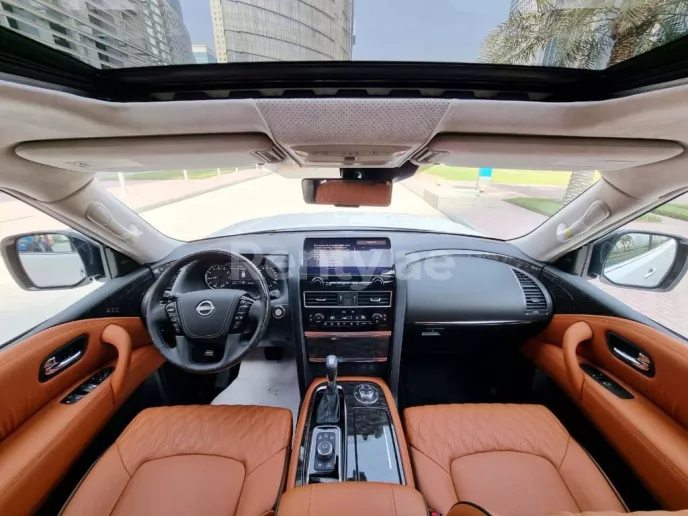 在迪拜 租 日产巡逻队 V8 Platinum (白色), 2022