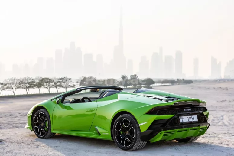Lamborghini Evo Spyder (Verde), 2022 para alquiler en Dub&aacute;i
