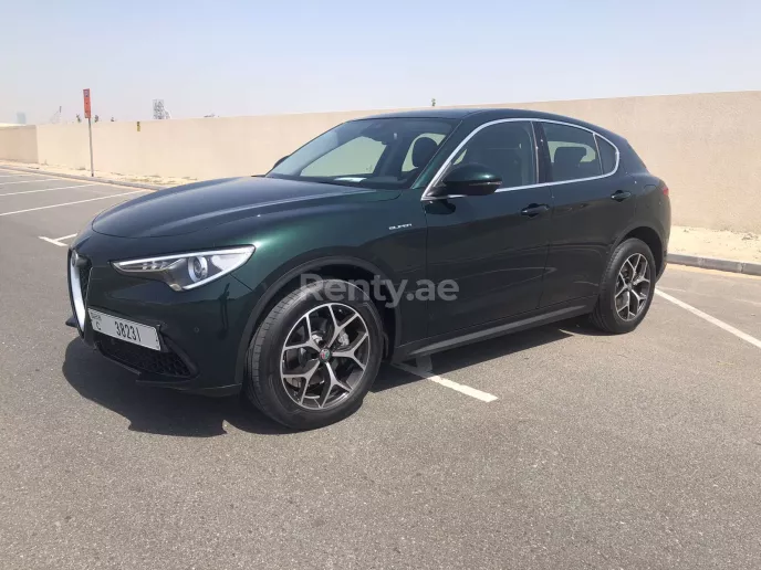 在迪拜 租 阿尔法-罗密欧 Stelvio (绿色), 2022