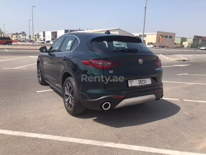 在迪拜 租 阿尔法-罗密欧 Stelvio (绿色), 2022