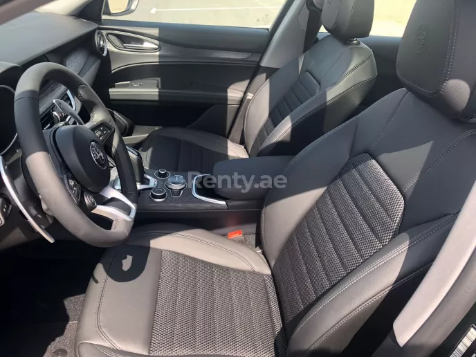 在迪拜 租 阿尔法-罗密欧 Stelvio (绿色), 2022