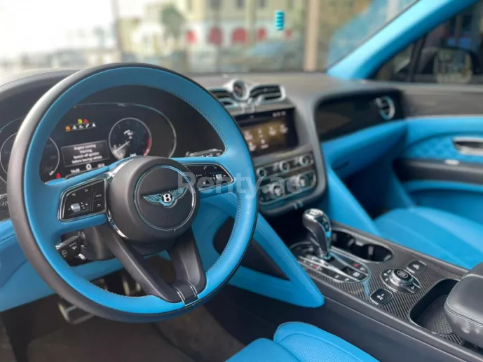 Bentley Bentayga (Negro), 2021 para alquiler en Dub&aacute;i