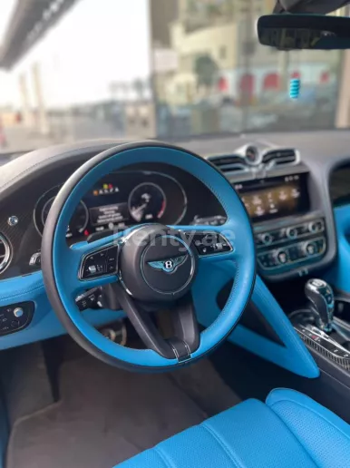 Bentley Bentayga (Negro), 2021 para alquiler en Dub&aacute;i