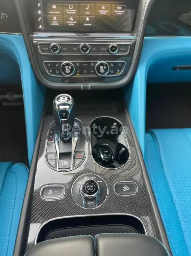 Bentley Bentayga (Negro), 2021 para alquiler en Dub&aacute;i