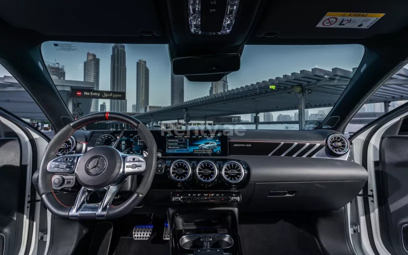 Mercedes A45 AMG (Blanc), 2021 &agrave; louer &agrave; Duba&iuml;