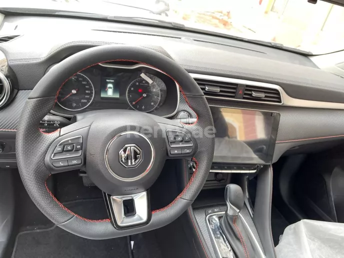 在迪拜 租 MG ZS (灰色), 2022