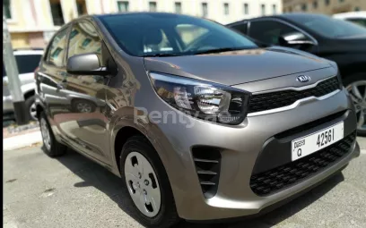 在迪拜 租 起亚Picanto (绿色), 2020