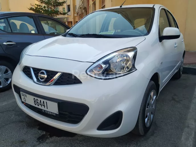 在迪拜 租 日产Micra (银灰色), 2020