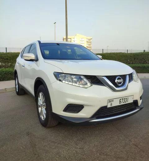 Nissan Xtrail (Helder Wit), 2016 te huur in Dubai