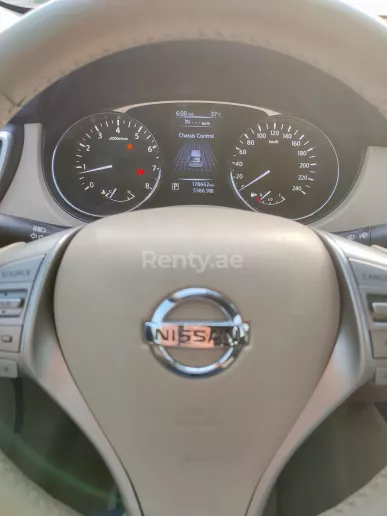 Nissan Xtrail (Helder Wit), 2016 te huur in Dubai